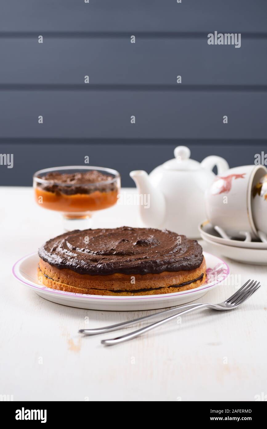 Kaffee Tisch mit teeutensilien, niedrige callorie Kürbis Dessert und hausgemachte layered Kürbiskuchen mit Schokolade ganache Vertikale Stockfoto