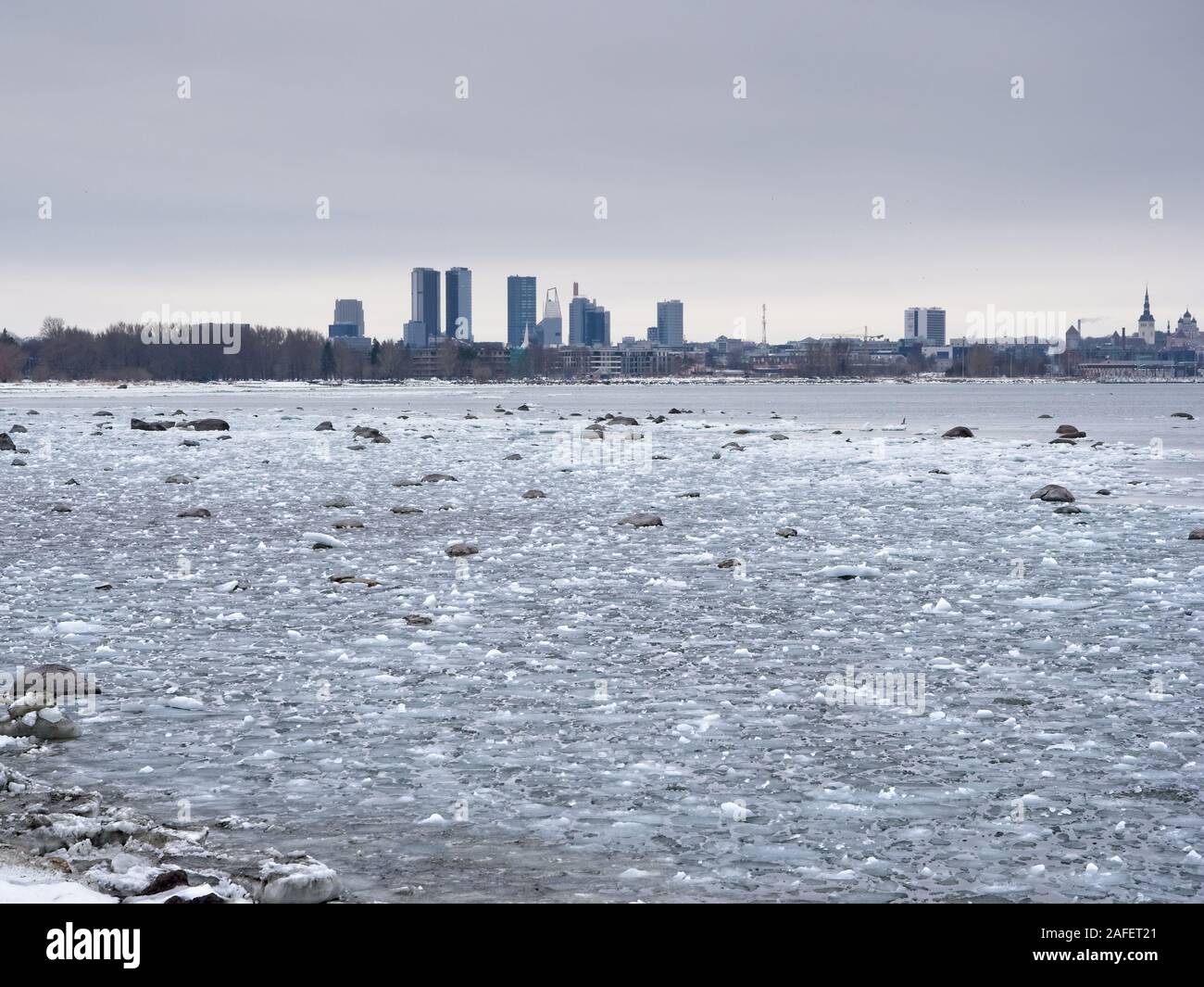 Skyline von Tallinn und der zugefrorene Ostsee im April Stockfoto
