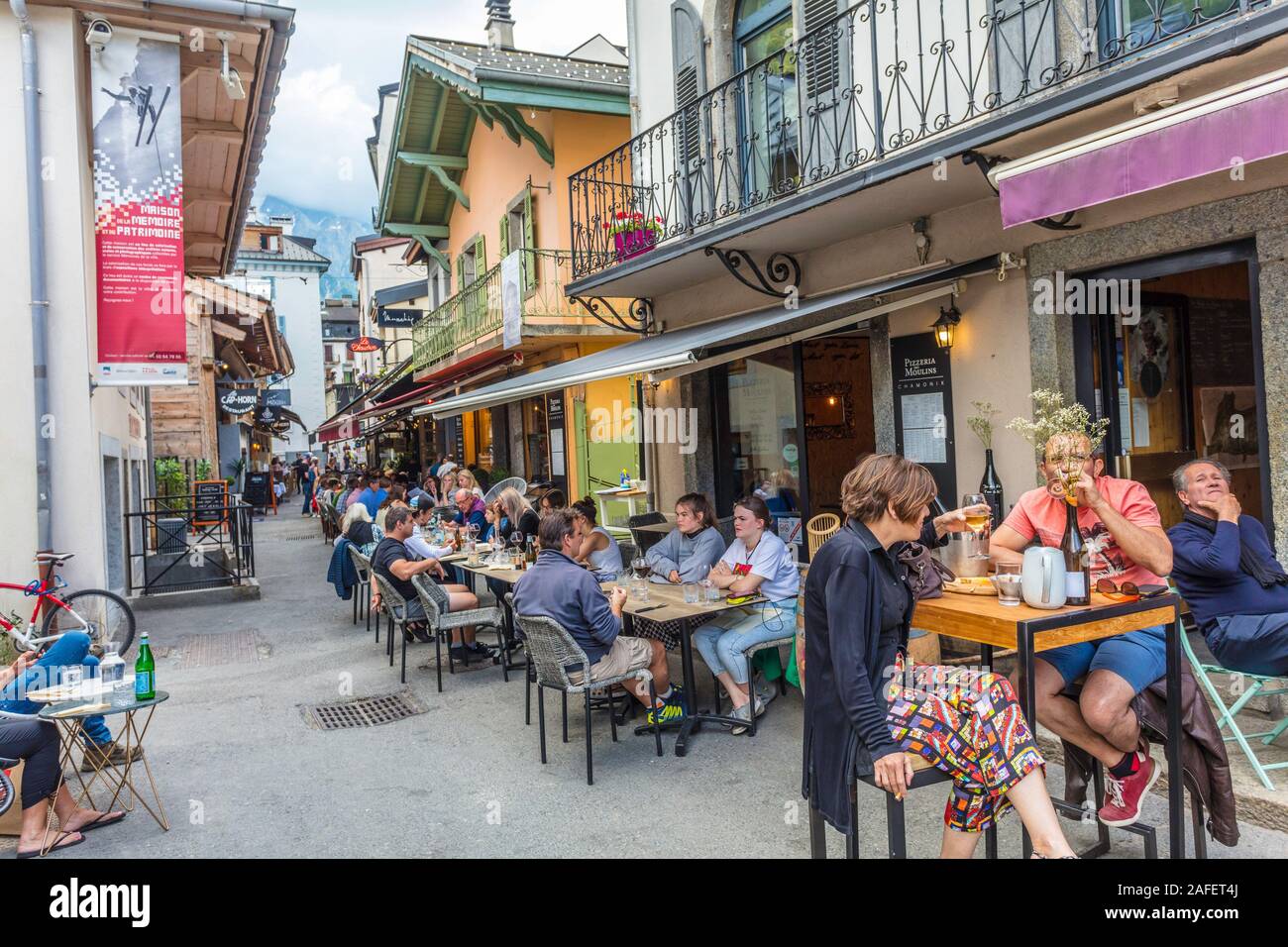 Die Menschen haben an den Tischen zum Abendessen in einem Restaurant Chamonix Straße gelegt. Stockfoto