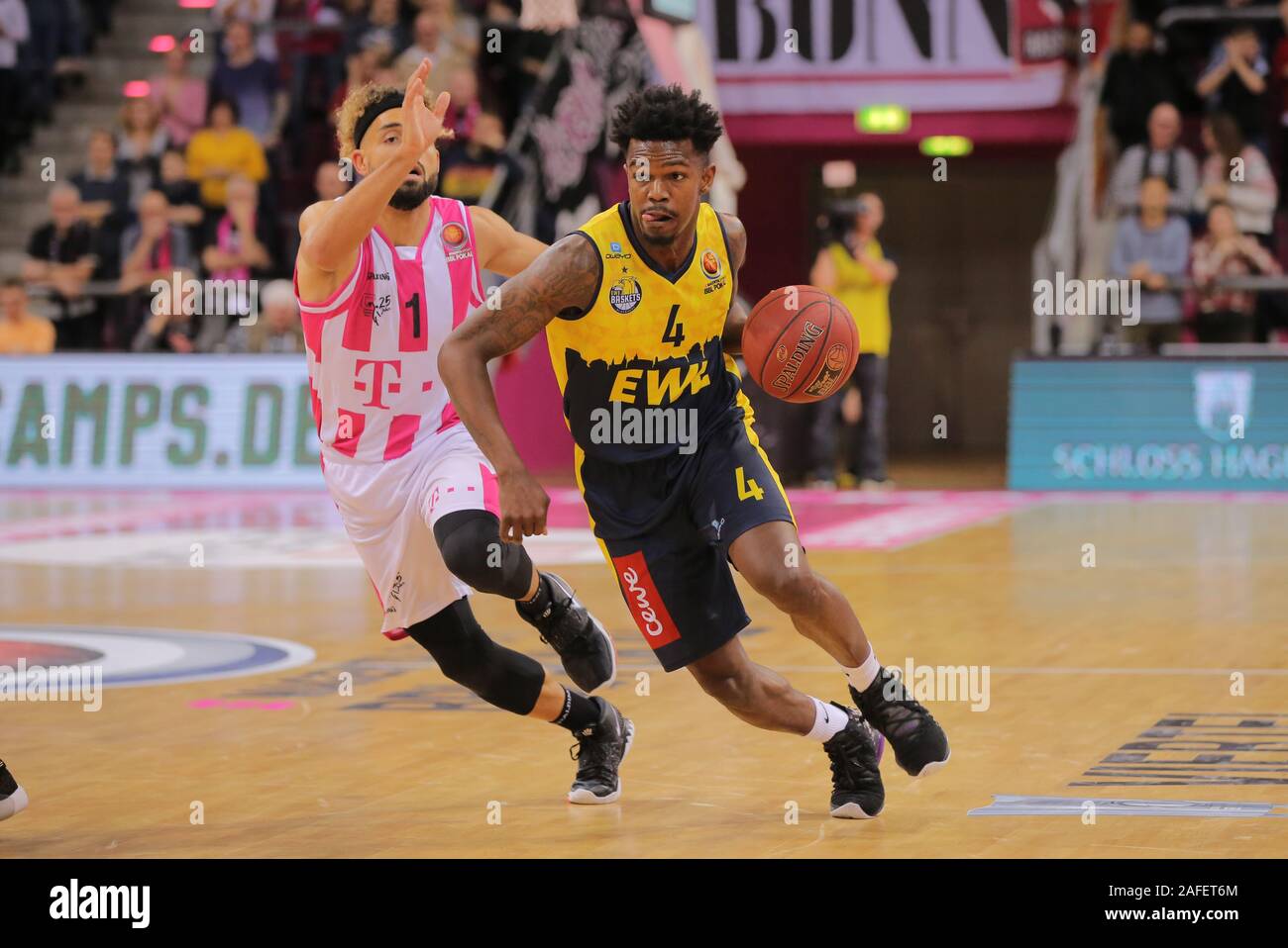 Bonn, Deutschland, 15.12.2019, Telekom Dome, Basketball, MagentaSport BBL Pokal, Telekom Baskets Bonn gegen EWE Baskets: Oldenbrug Joshiko Saibou (Bonn, L), Gerry Blakes (Oldenburg) Credit: Jürgen Schwarz/Alamy leben Nachrichten Stockfoto