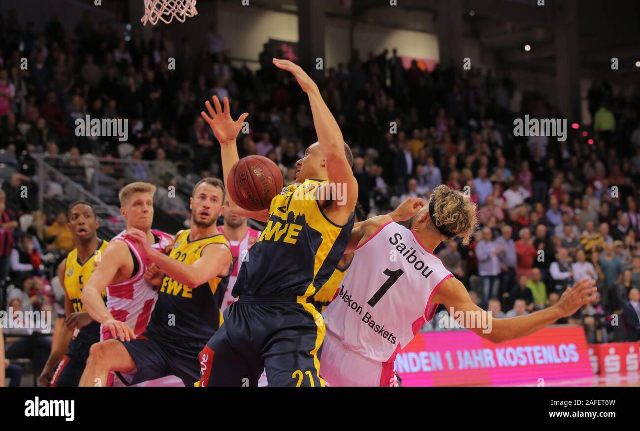 Bonn, Deutschland, 15.12.2019, Telekom Dome, Basketball, MagentaSport BBL Pokal, Telekom Baskets Bonn gegen EWE Baskets Oldenbrug: Vlado Mihailovic (Oldenburg, L), Joshiko Saibou (Bonn) Credit: Jürgen Schwarz/Alamy leben Nachrichten Stockfoto