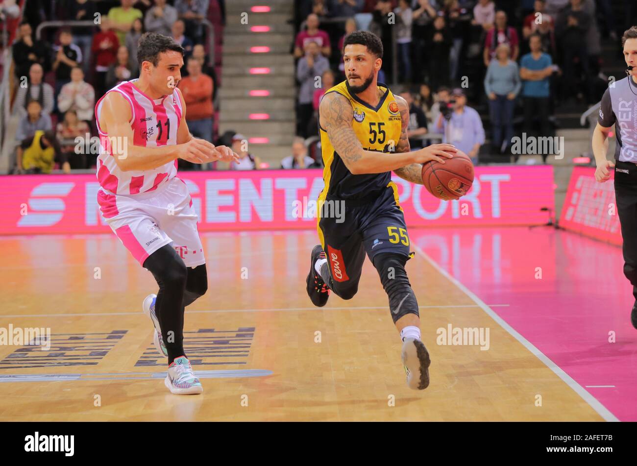 Bonn, Deutschland, 15.12.2019, Telekom Dome, Basketball, MagentaSport BBL Pokal, Telekom Baskets Bonn gegen EWE Baskets: Oldenbrug bvn 11 (Bonn, L), Tyler Larson (Oldenburg) Credit: Jürgen Schwarz/Alamy leben Nachrichten Stockfoto