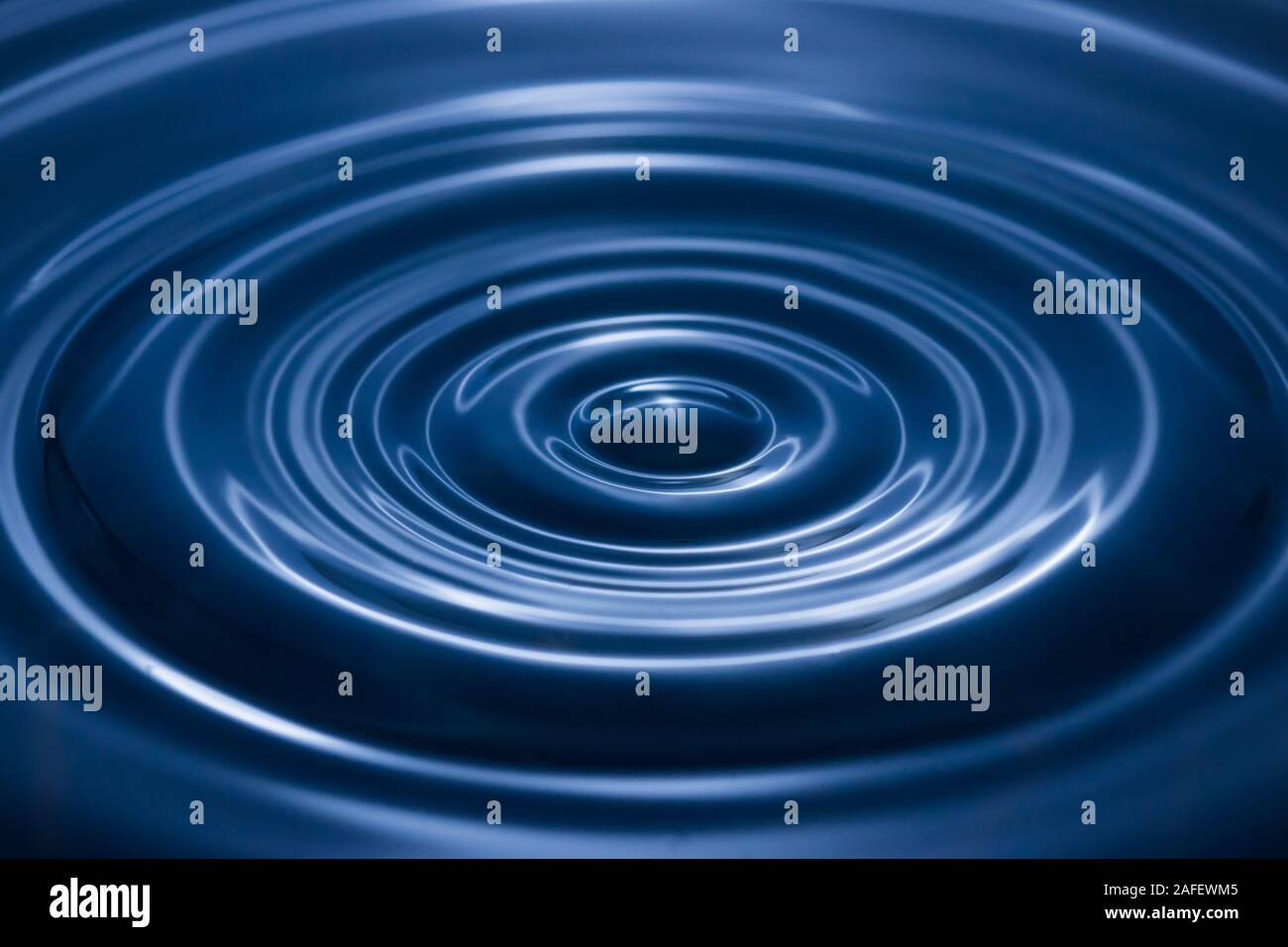 Bewegung des Wassers durch etwas geworfen in-Ringe im Wasser, nachdem ein Kind werfen einen Stein - Wassertropfen, die auf der Wasseroberfläche verursacht Stockfoto