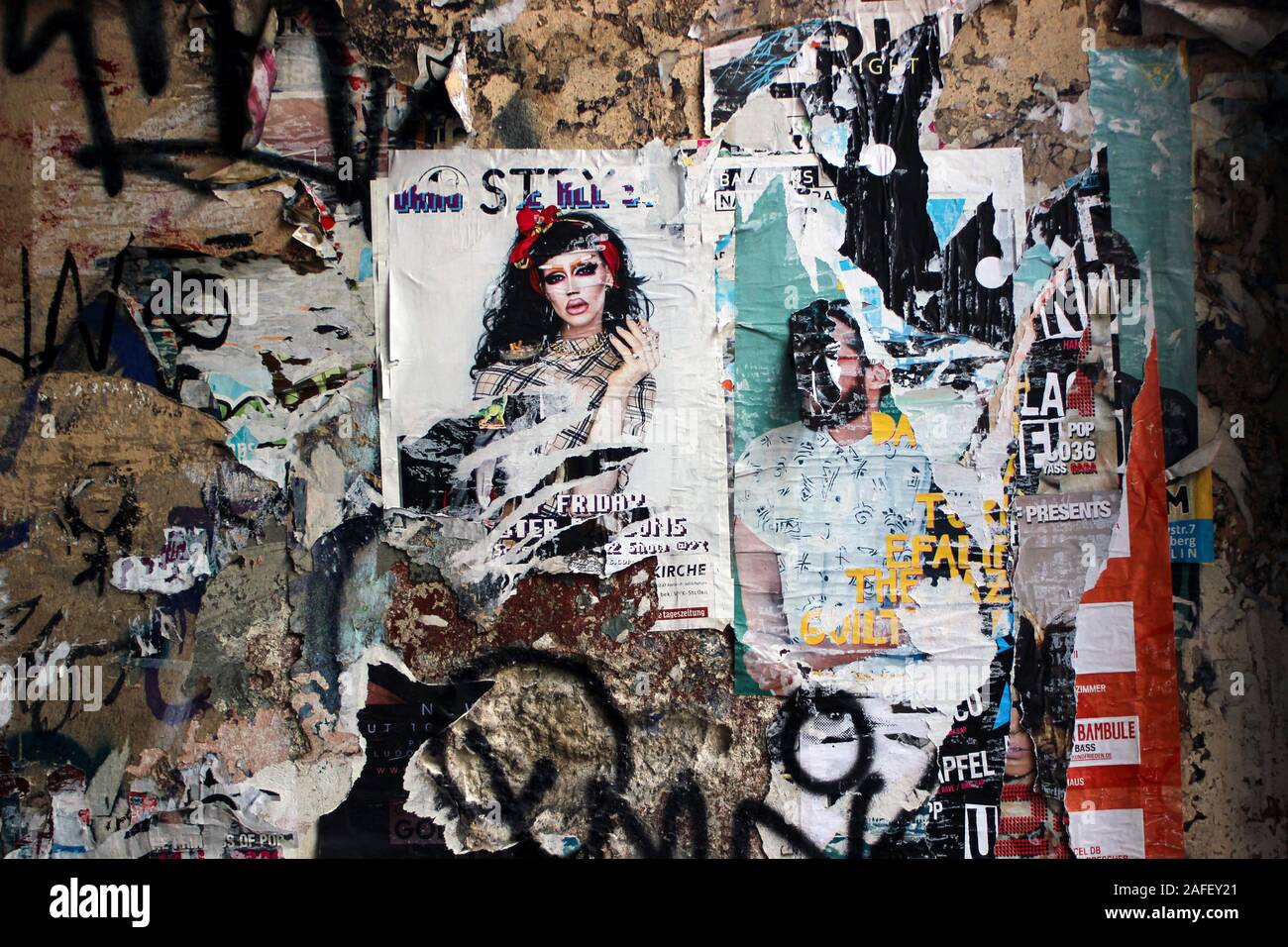 Zerrissen Werbeplakate auf einem Gateway Mauer in Berlin, Deutschland Stockfoto