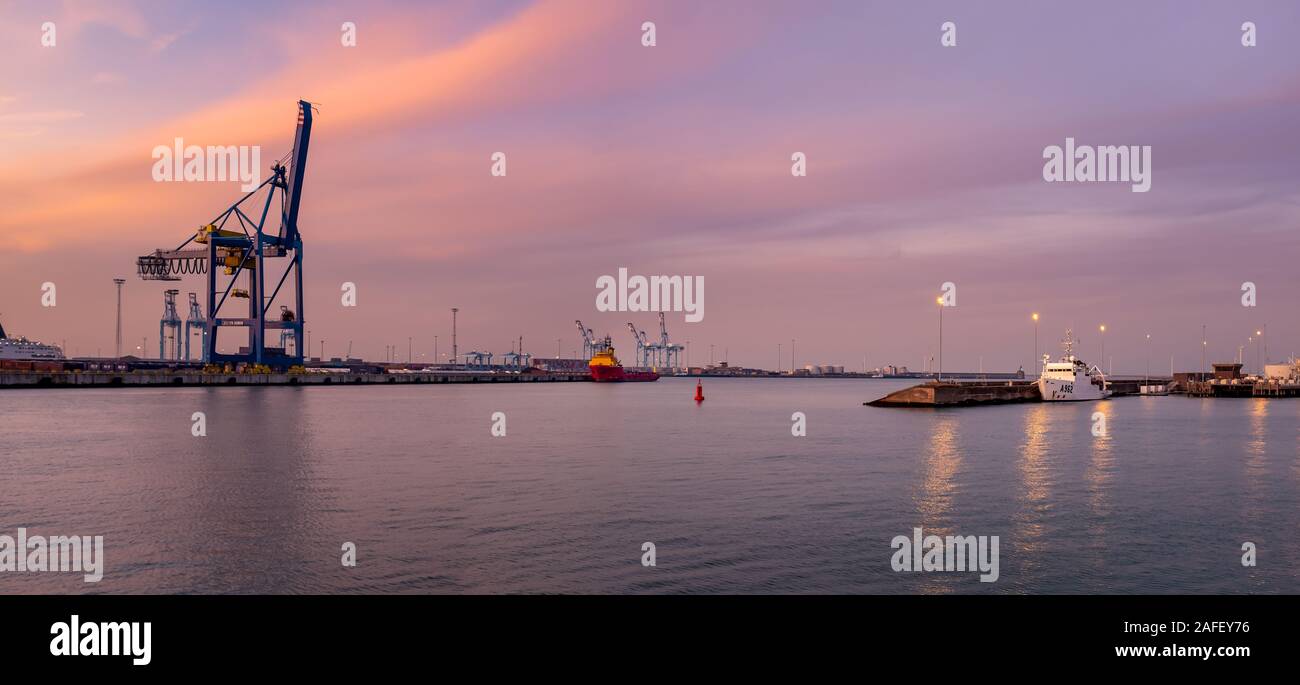 Containerterminal im Hafen von Zeebrugge bei Sonnenuntergang. Blick von der Aussichtsplattform in der Nähe des Denkmals Vissers Stockfoto