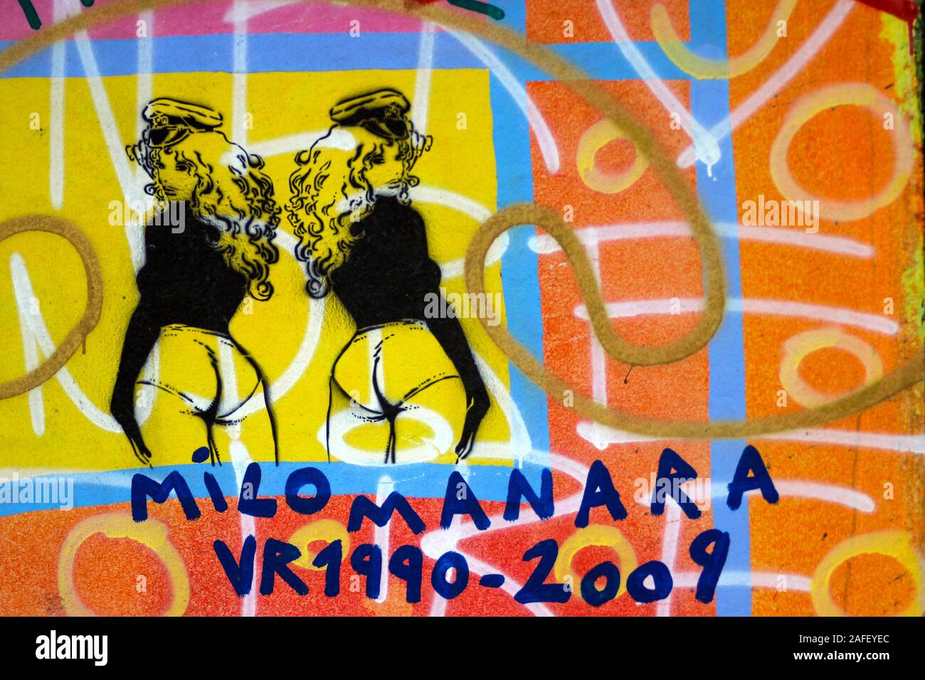Stencil Graffiti Kunst von Milo Manara Charakter auf der Berliner Mauer an der East Side Gallery in Berlin, Deutschland Stockfoto