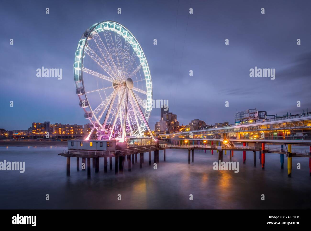 Lange Belichtung Bild des Riesenrads auf dem Pier von Scheveningen, Den Haag. Stockfoto