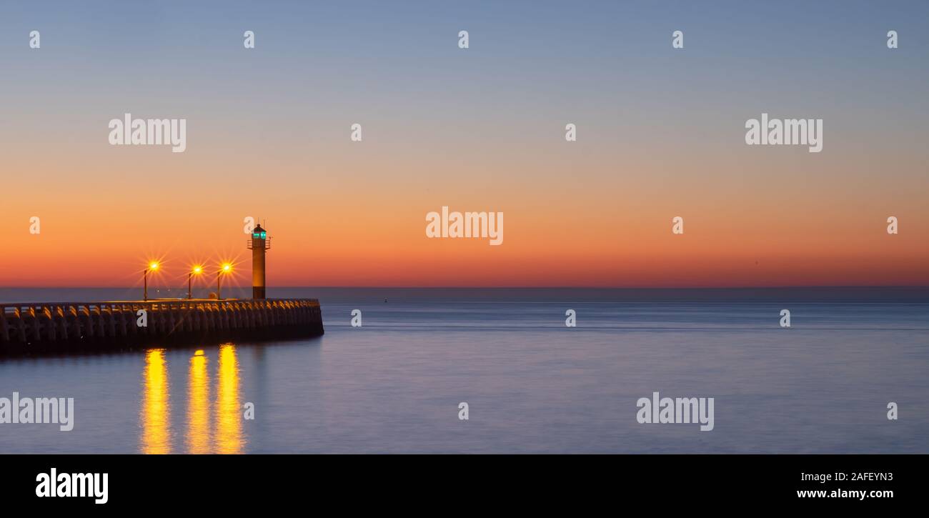 Lange Belichtung Bild des Nieuwpoort Leuchtturm bei Sonnenuntergang Stockfoto