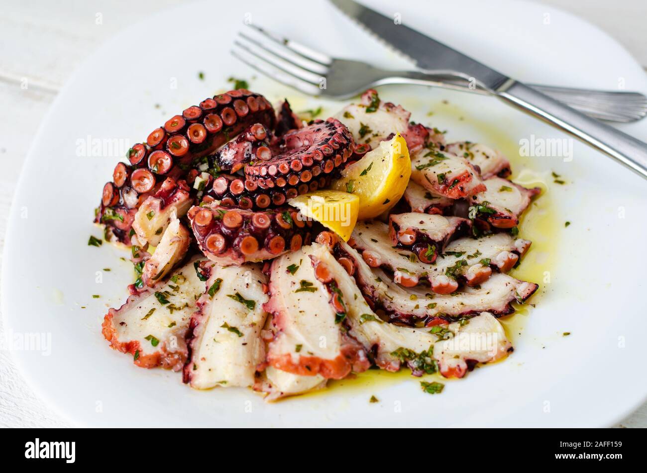 Meeresfrüchte Vorspeise. Tintenfisch Carpaccio auf weiße Platte. Mediterrane Delikatesse. Selektiver Fokus Stockfoto