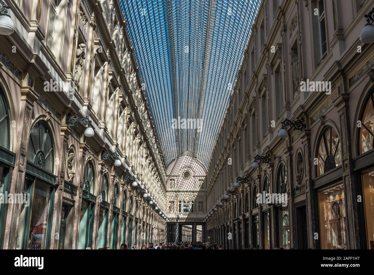 Brüsseler Altstadt, Region Brüssel-Hauptstadt / Belgien - 09 14 2019: Die gläsernen Jugendstildecken der Galeries Royales Saint-Hubert, Saint-Huber Stockfoto