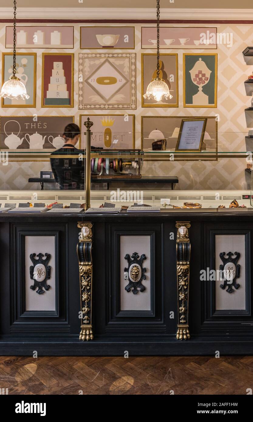 Brüsseler Altstadt, Region Brüssel-Hauptstadt / Belgien - 09 14 2019: Vintage-Interieur von Chocolatier Meert Stockfoto