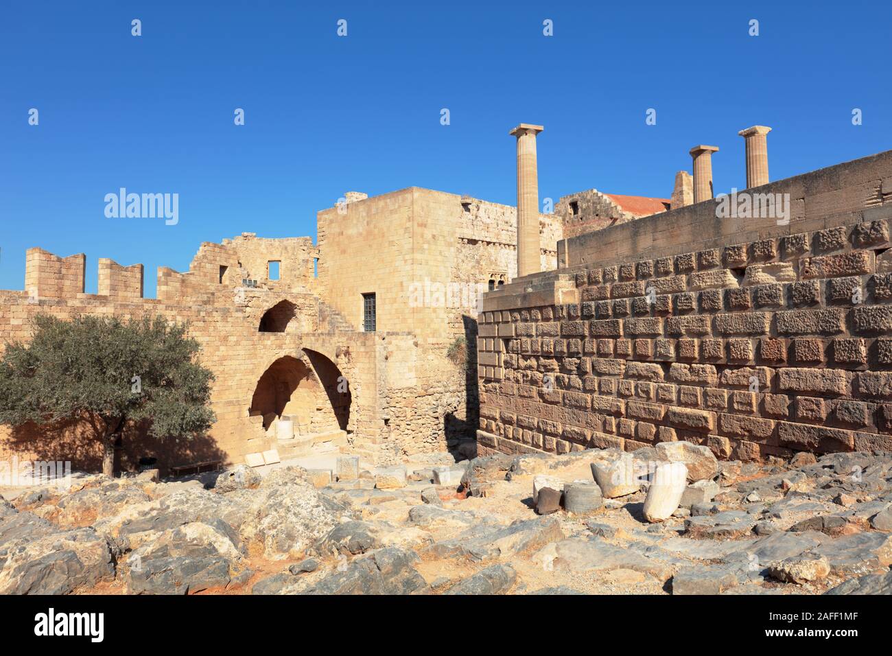 Lindos, Griechenland - 11. Oktober 2017: befestigten Mauern der Akropolis von Lindos. Diese natürliche Zitadelle wurde sukzessive gestärkt durch die Griechen, die Roma Stockfoto