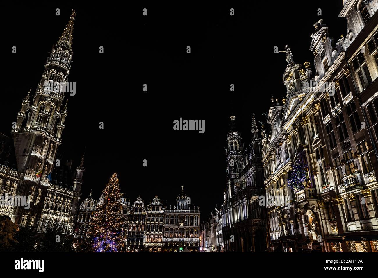 Brüsseler Altstadt, Region Brüssel-Hauptstadt / Belgien - 11 30 2019: Blick über den Brussels Grand Place mit der Weihnachtsdekoration bunte Lichter Stockfoto