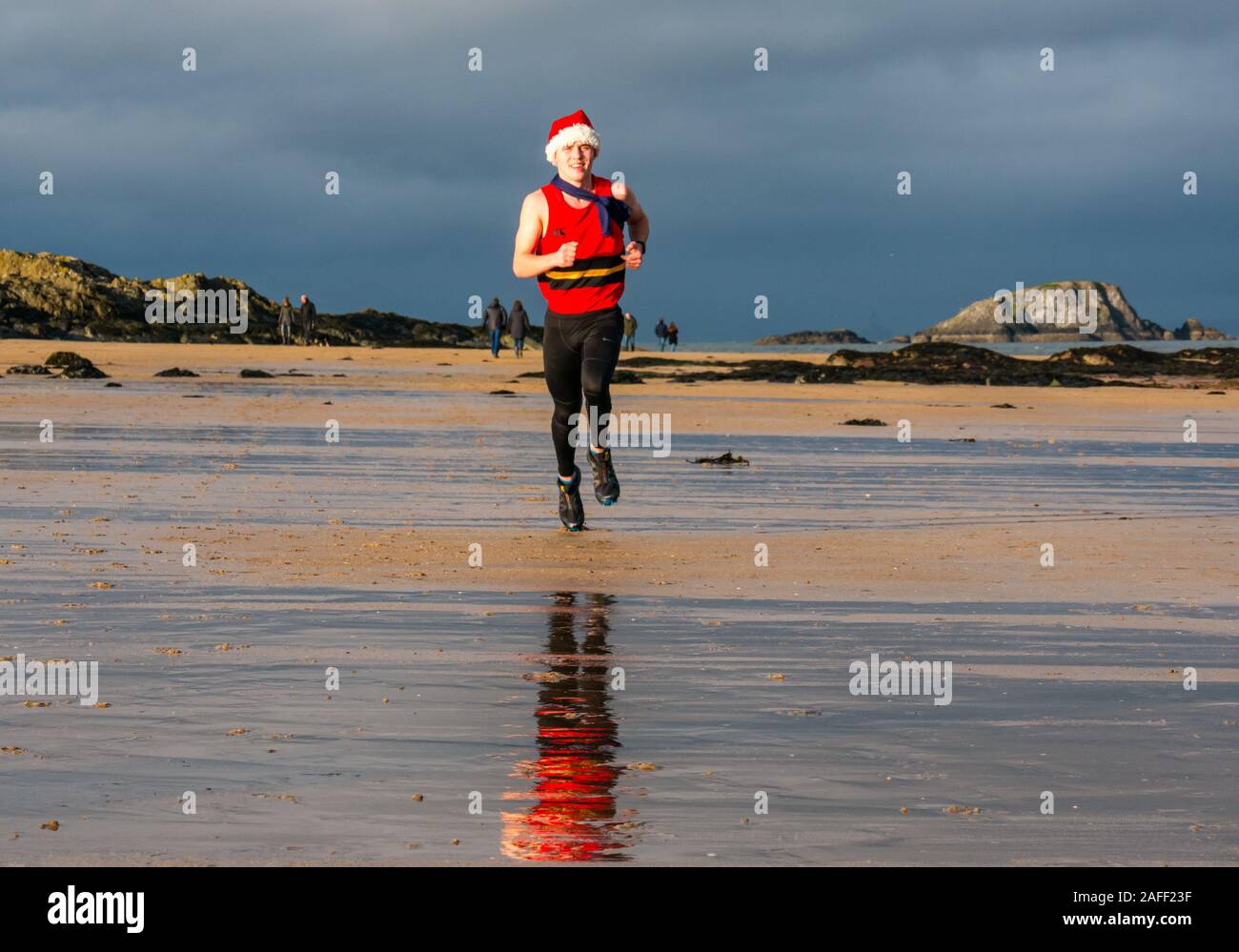 Mann laufen in Santa run auf Beach, North Berwick, East Lothian, Schottland, Großbritannien Stockfoto