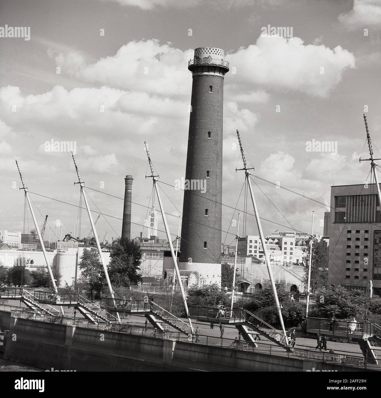 1950er Jahre, historisch, ein Blick auf den Shot Tower bei den Lambeth Lead Works, am Südufer der Themse, London, England, Großbritannien. Der Turm wurde 1826 gebaut, um Blei zu schießen, 1962 abgerissen und die Queen Elizabeth Hall wurde auf dem Grundstück errichtet. Auf dem Bild ist eine Ecke der Royal Festival Hall zu sehen, die im Mai 1951 eröffnet wurde. Stockfoto