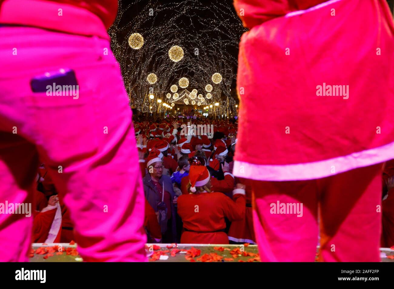 Palma de Mallorca, Spanien. 15 Dez, 2019. Verkleidet als Weihnachtsmann gesehen Tanzen an Geboren Straße in Palma de Mallorca Quelle: Clara Margais/dpa/Alamy leben Nachrichten Stockfoto