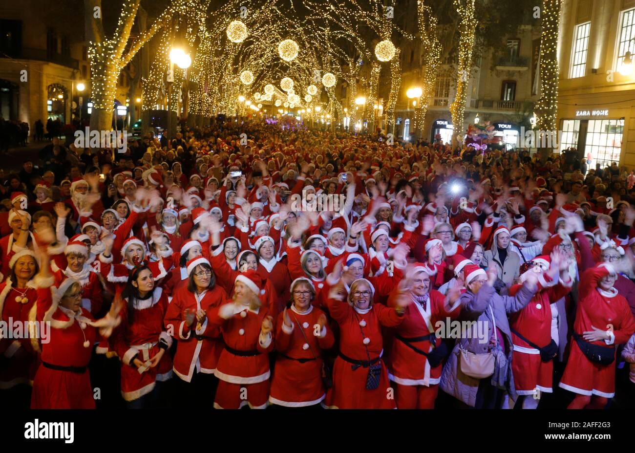 Palma de Mallorca, Spanien. 15 Dez, 2019. Verkleidet als Weihnachtsmann gesehen Tanzen an Geboren Straße in Palma de Mallorca Quelle: Clara Margais/dpa/Alamy leben Nachrichten Stockfoto
