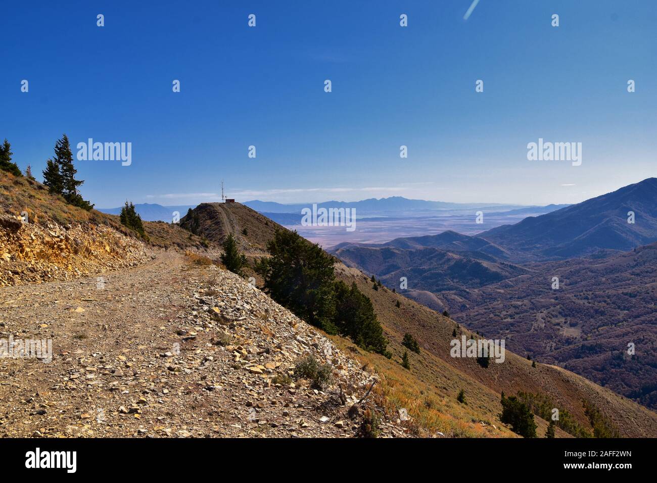 Wasatch Front Rocky Mountain Landschaften aus Oquirrh Bereich suchen bei Utah Lake im Herbst. Panorama in der Nähe von Provo, Timpanogos, einsame und Twin Peak Stockfoto
