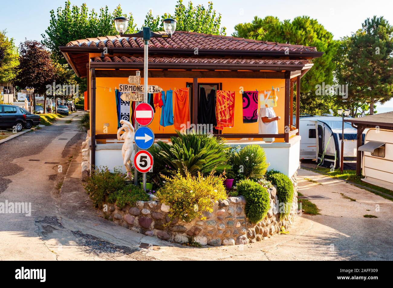 Camping La Ca, Gardasee, Lombardei, Italien - 12 September 2019: Gemütliche  bungalow Haus mit Balkon in Italienisch Camping. Im Design von Camping La  Ca l Stockfotografie - Alamy