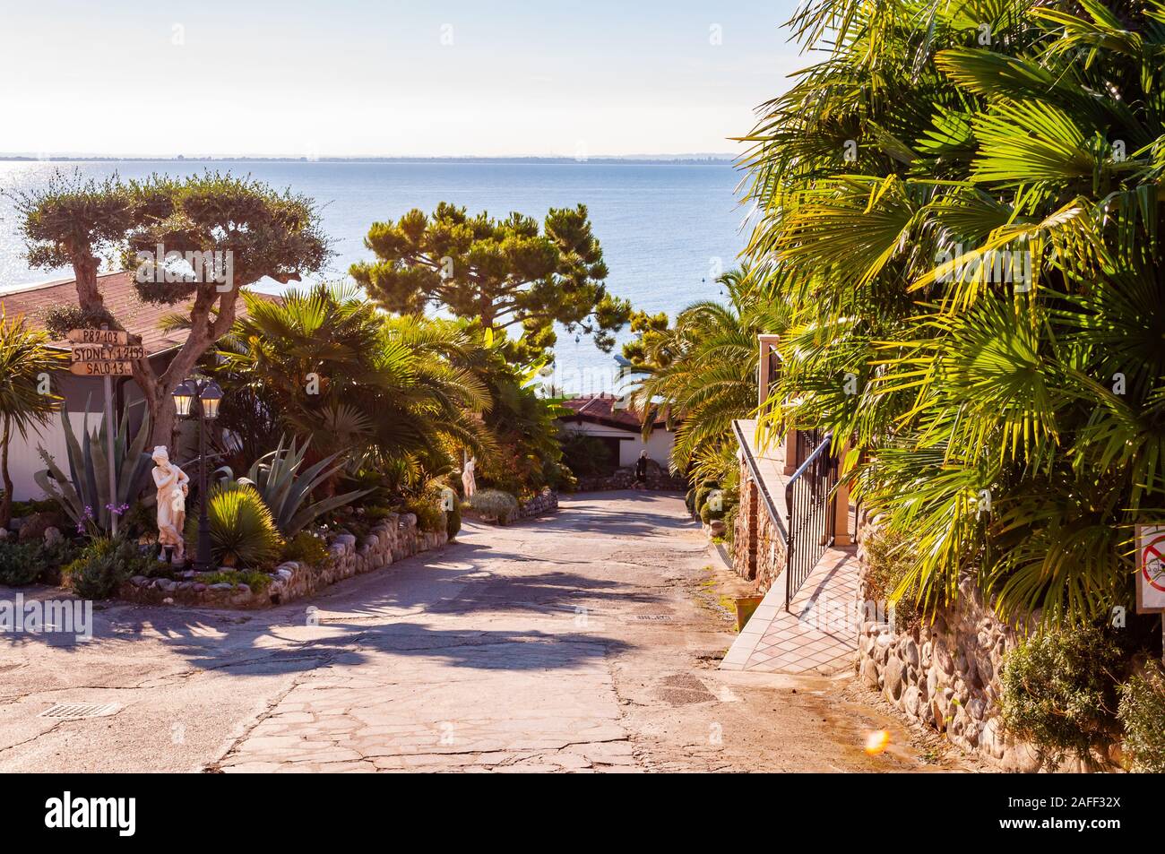 Camping La Ca, Gardasee, Lombardei, Italien - 12 September 2019: innen  gemtlich Landschaftsgestaltung von Camping La am sdlichen Ufer des  Gardasees entfernt. Ca Stockfotografie - Alamy
