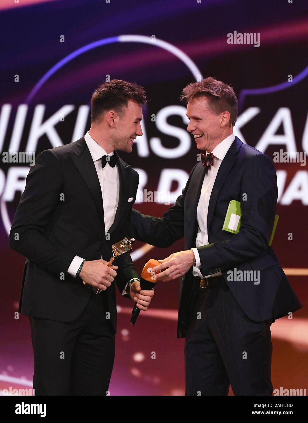 Frank Busemann (r) stellt die Trophäe zu Niklas Kaul (Decathlon, Athlet des Jahres 2019). GES/Sportler des Jahres 2019, 15. Dezember 2019 SPERRFRIST für elektronische Medien, Internet, Social Media: Sonntag, 15 Dezember, 2019, 11:00 Uhr! Sport: Auszeichnung Sportler des Jahres: "Athleten des Jahres 2019 "Gala, Baden-Baden, Deutschland, Dezember 15, 2019 | Verwendung weltweit Stockfoto