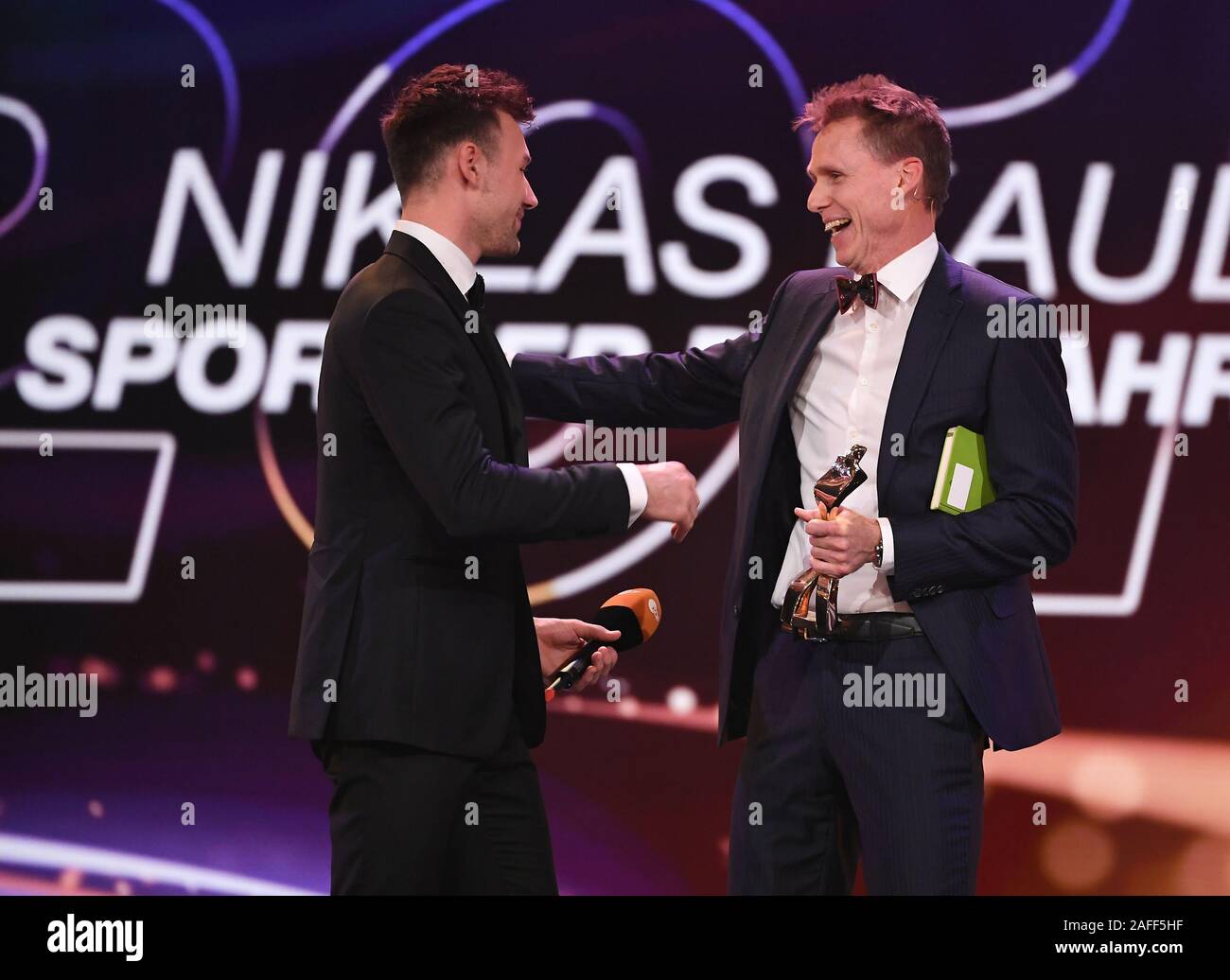 Frank Busemann (r) stellt die Trophäe zu Niklas Kaul (Decathlon, Athlet des Jahres 2019). GES/Sportler des Jahres 2019, 15. Dezember 2019 SPERRFRIST für elektronische Medien, Internet, Social Media: Sonntag, 15 Dezember, 2019, 11:00 Uhr! Sport: Auszeichnung Sportler des Jahres: "Athleten des Jahres 2019 "Gala, Baden-Baden, Deutschland, Dezember 15, 2019 | Verwendung weltweit Stockfoto