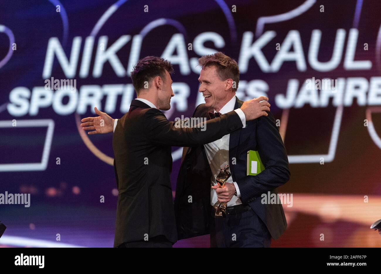 Baden Baden, Deutschland. 15 Dez, 2019. Athletik Weltmeister Niklas Kaul erhält seinen portsman's des Jahres' von Frank Busemann. Quelle: Patrick Seeger/dpa/Alamy leben Nachrichten Stockfoto