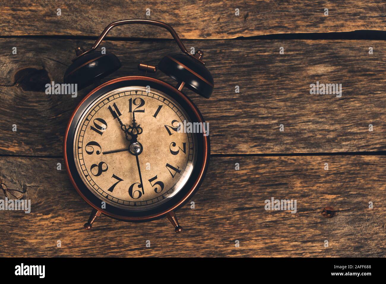 Alten retro Wecker auf Holztisch. Die Zeit läuft und die Hände. Stockfoto