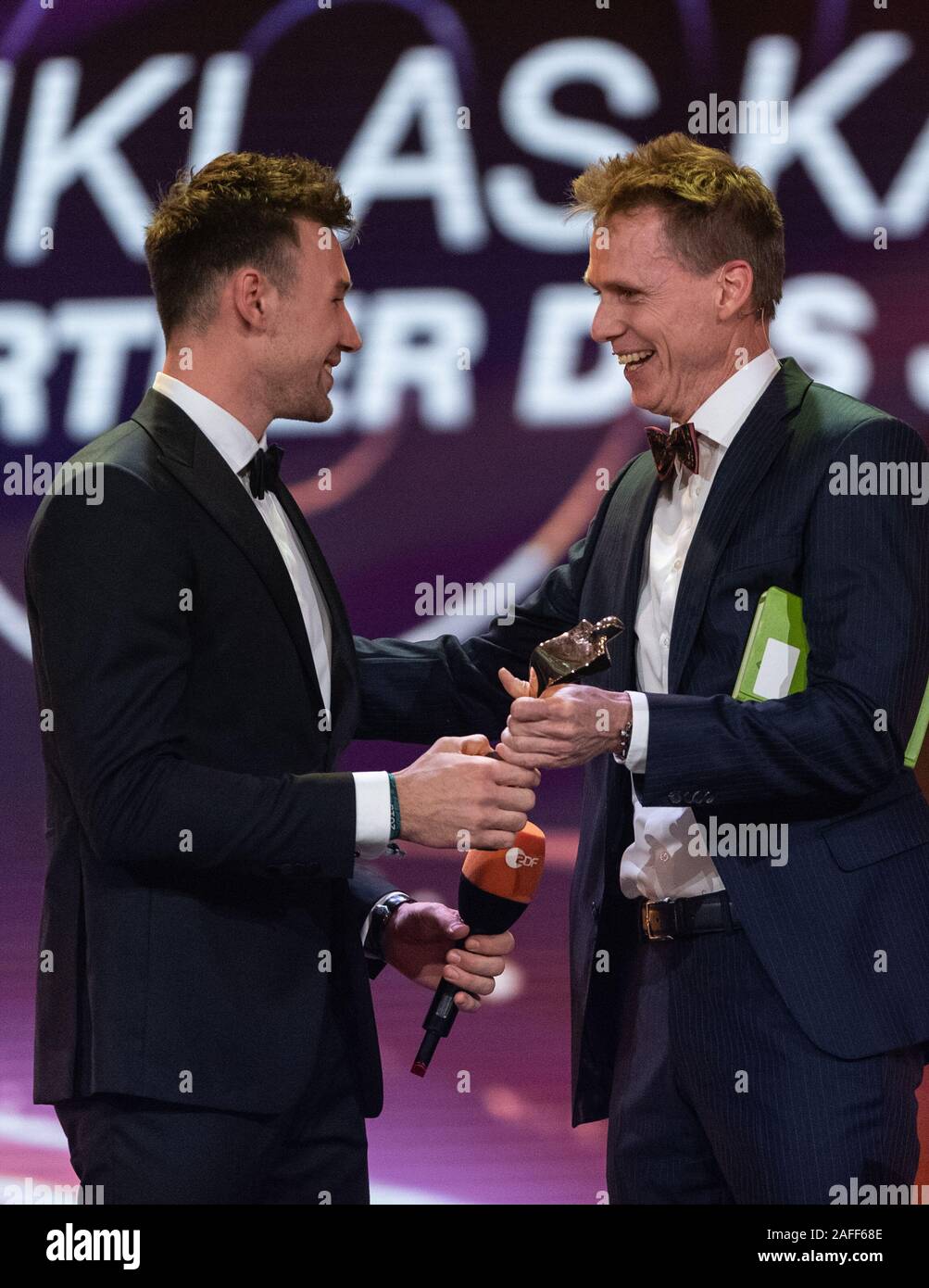 Baden Baden, Deutschland. 15 Dez, 2019. Athletik Weltmeister Niklas Kaul erhält seinen portsman's des Jahres' von Frank Busemann. Quelle: Patrick Seeger/dpa/Alamy leben Nachrichten Stockfoto