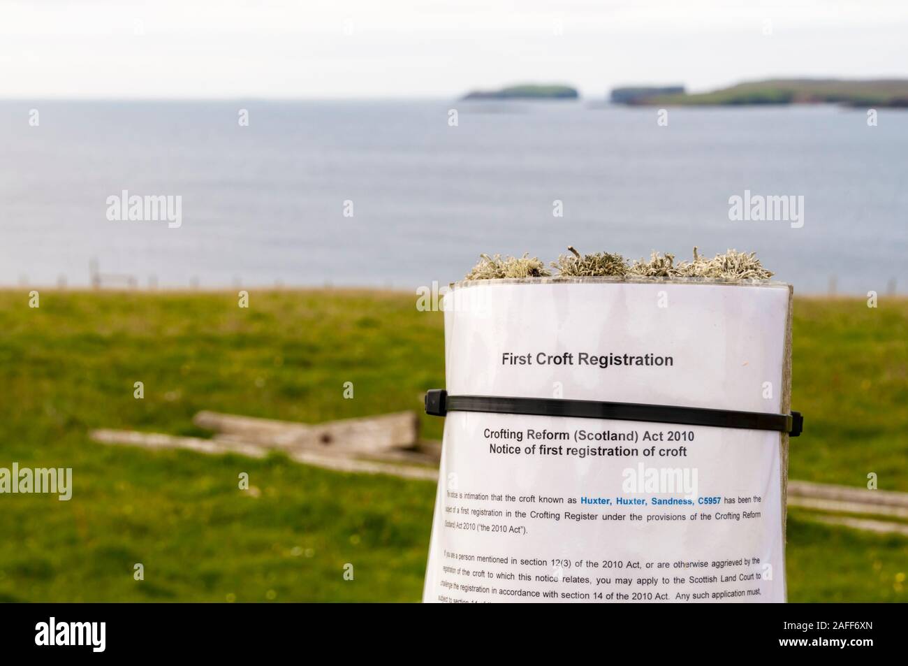 Eine Bekanntmachung über die erste Eintragung eines Croft unter dem Crofting Reform (Scotland) Act 2010. Auf dem Land im Festland Shetland. Stockfoto