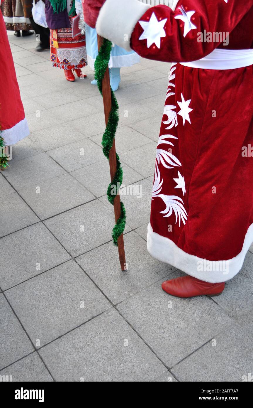 Santa Claus zu Fuß in die City Square im Neuen Jahr zeigen Stockfoto