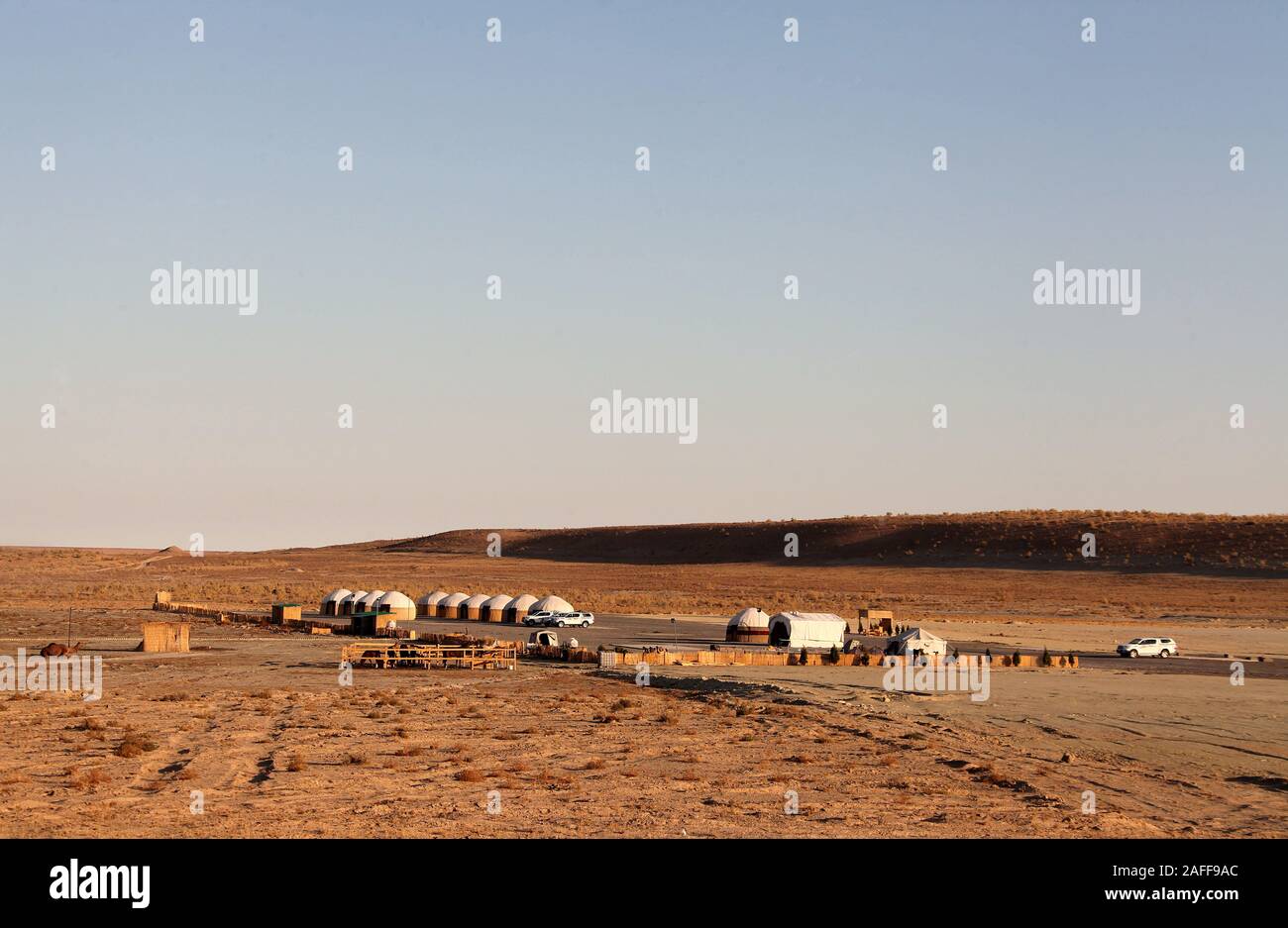 Campingplatz am Darvaza Gas Krater in der Wüste Karakum von Turkmenistan Stockfoto