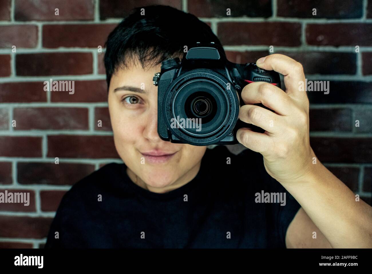 club Fotograf nimmt Selfie in Spiegelreflexion LED-Lichter Stockfoto