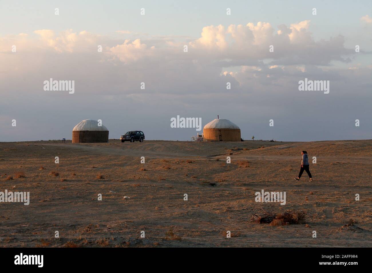 Campingplatz am Darvaza Gas Krater in der Wüste Karakum von Turkmenistan Stockfoto