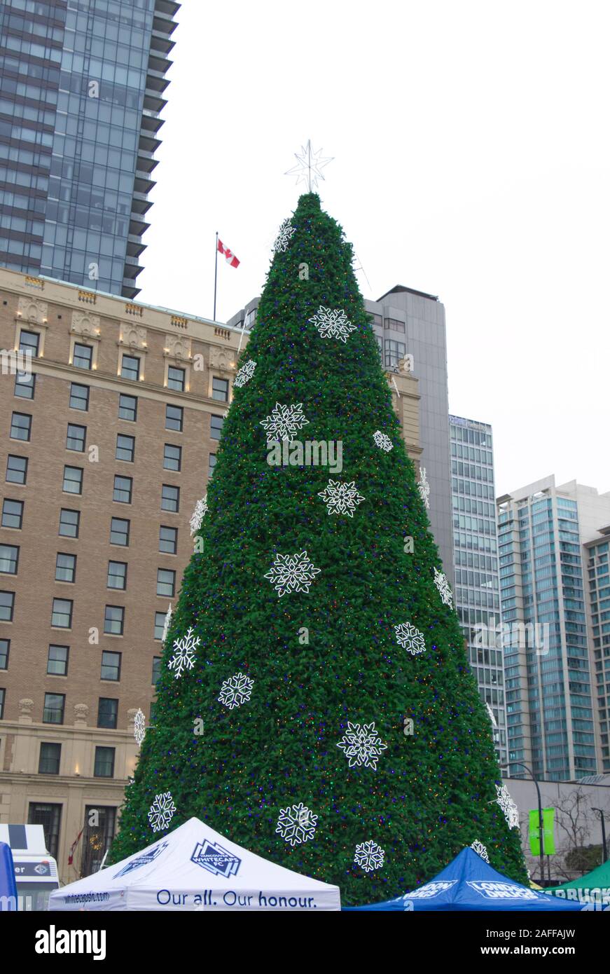 Vancouver, Kanada - Dezember 1, 2019: einem großen geschmückten Weihnachtsbaum vor Vancouver Art Gallery Stockfoto