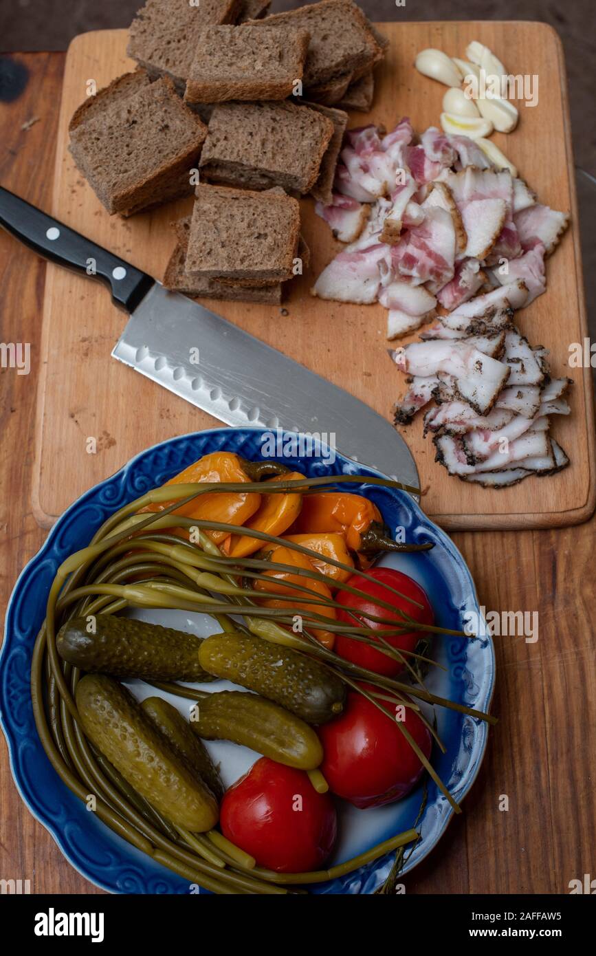 Speck, Brot und Gurken über Holz- Hintergrund. Die russischen und ...