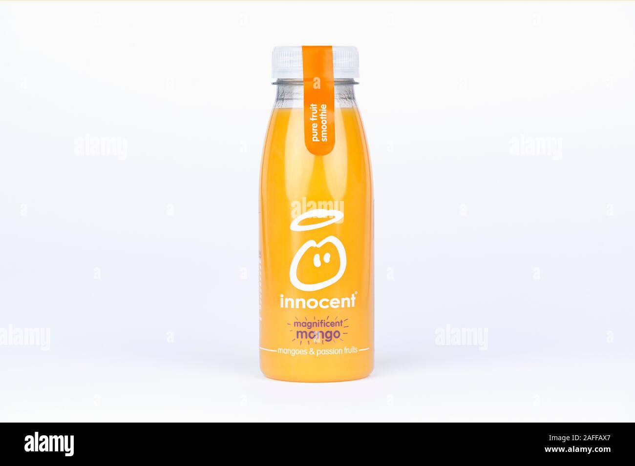 Eine Flasche Unschuldige herrliche Mango Smoothie trinken Schuß auf einem weißen Hintergrund. Stockfoto