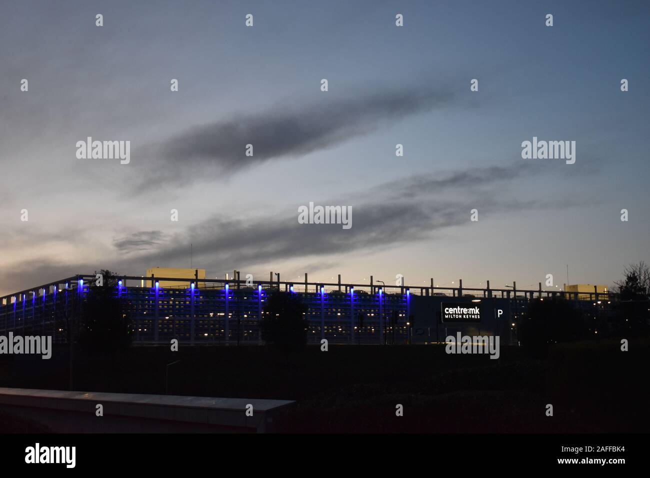 Zentrum: mk Anmelden Milton Keynes in der Nacht, gesehen von der Campbell Park. Stockfoto