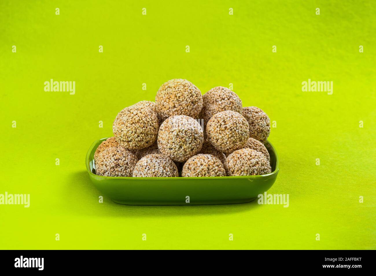 Amaranth oder Rajgira laddu, Cholai ke laddo in grüne Platte auf grünem Hintergrund Stockfoto