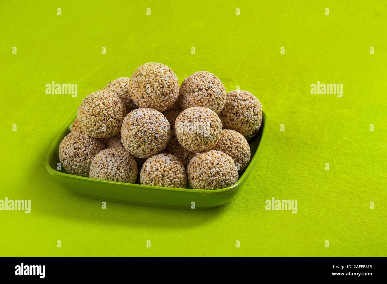 Amaranth oder Rajgira laddu, Cholai ke laddo in grüne Platte auf grünem Hintergrund Stockfoto