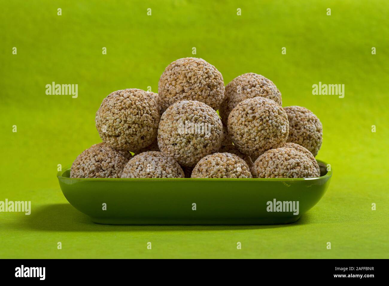 Amaranth oder Rajgira laddu, Cholai ke laddo in grüne Platte auf grünem Hintergrund Stockfoto