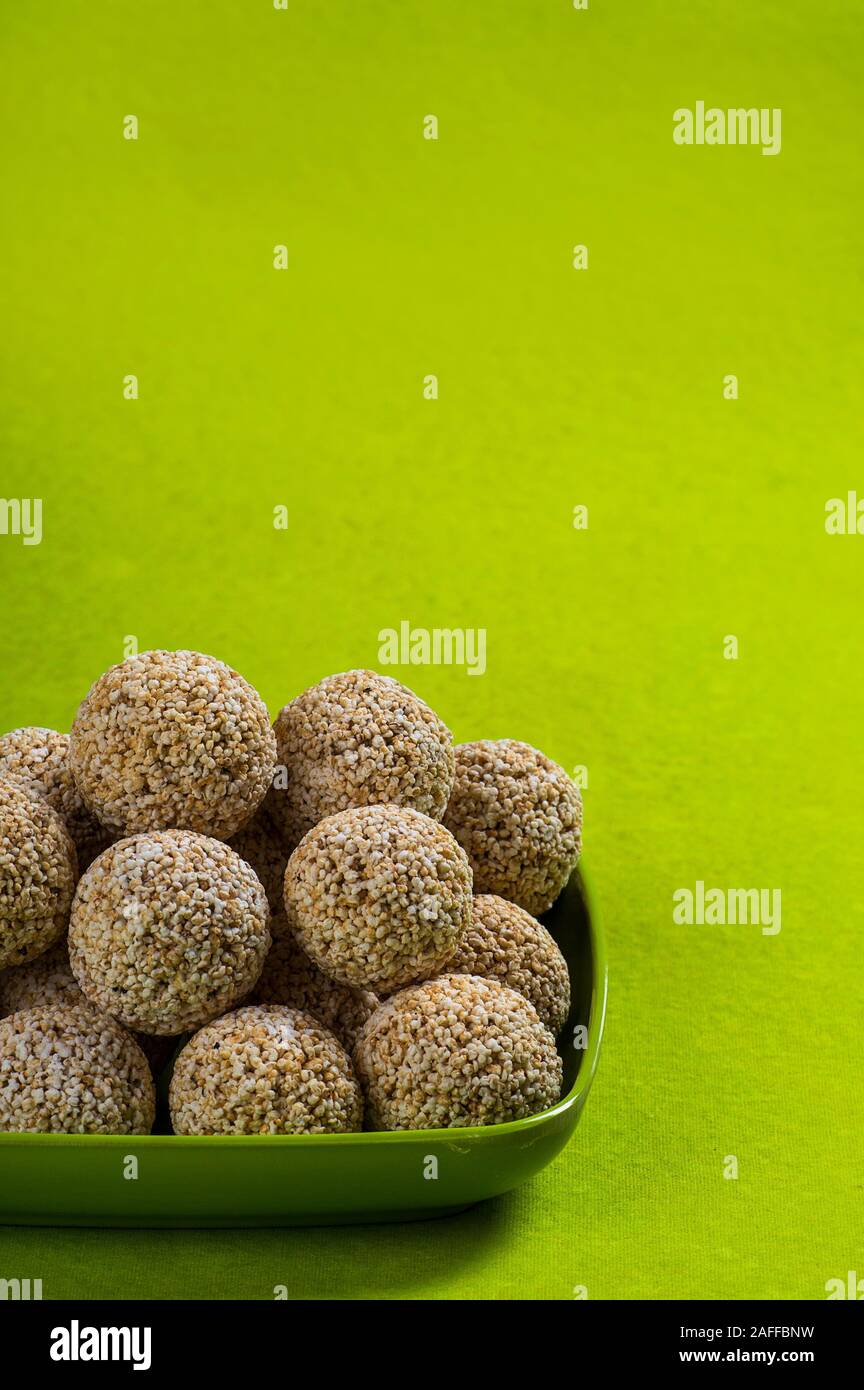 Amaranth oder Rajgira laddu, Cholai ke laddo in grüne Platte auf grünem Hintergrund Stockfoto