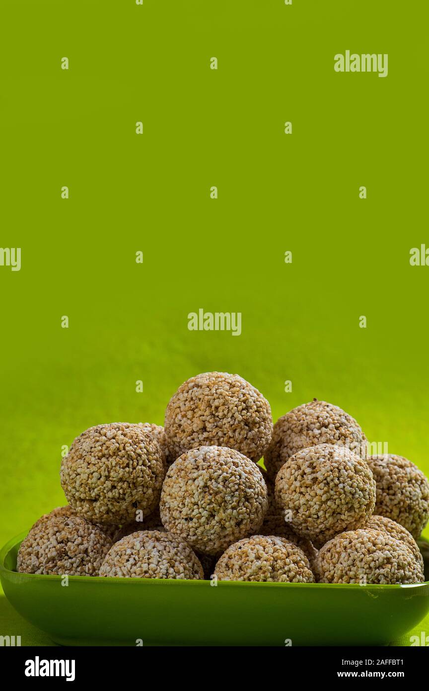 Amaranth oder Rajgira laddu, Cholai ke laddo in grüne Platte auf grünem Hintergrund Stockfoto