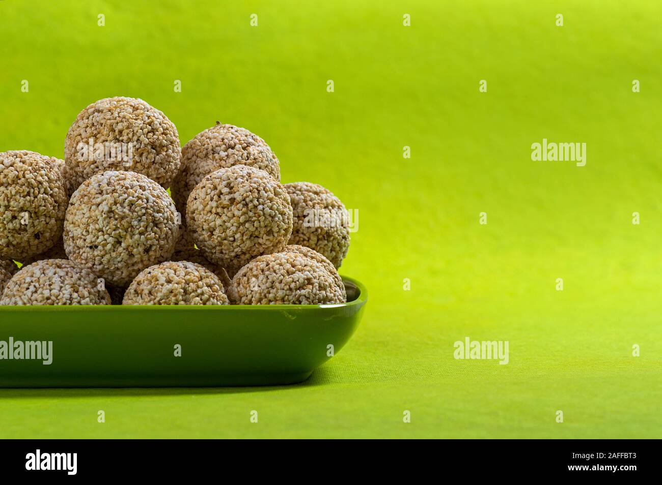Amaranth oder Rajgira laddu, Cholai ke laddo in grüne Platte auf grünem Hintergrund Stockfoto