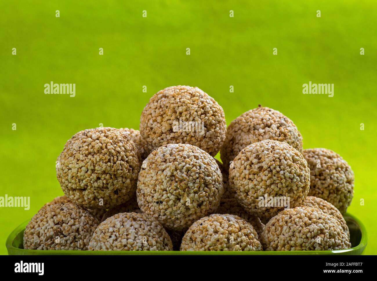 Amaranth oder Rajgira laddu, Cholai ke laddo in grüne Platte auf grünem Hintergrund Stockfoto