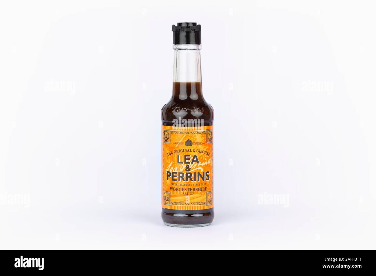 Eine Flasche von Lea & Perrins Worcestershire Sauce Schuß auf einem weißen Hintergrund. Stockfoto