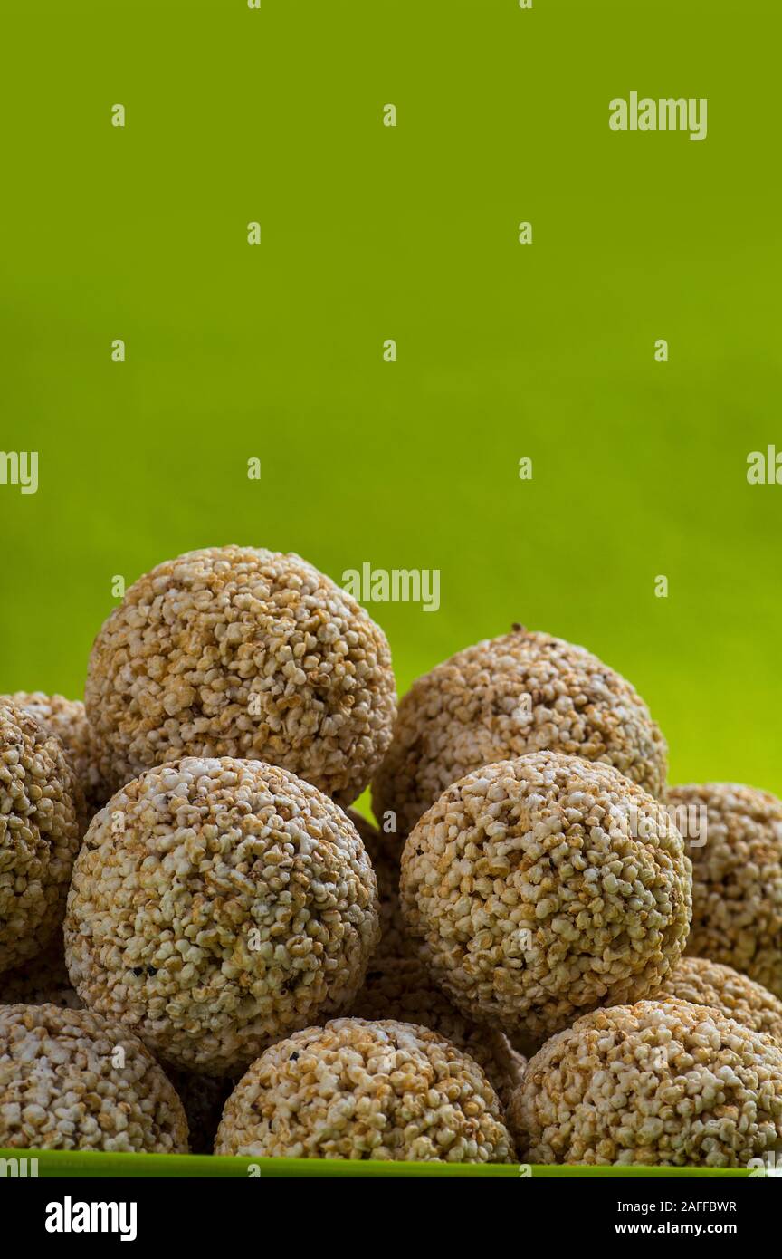 Amaranth oder Rajgira laddu, Cholai ke laddo in grüne Platte auf grünem Hintergrund Stockfoto