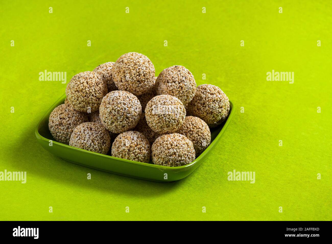 Amaranth oder Rajgira laddu, Cholai ke laddo in grüne Platte auf grünem Hintergrund Stockfoto