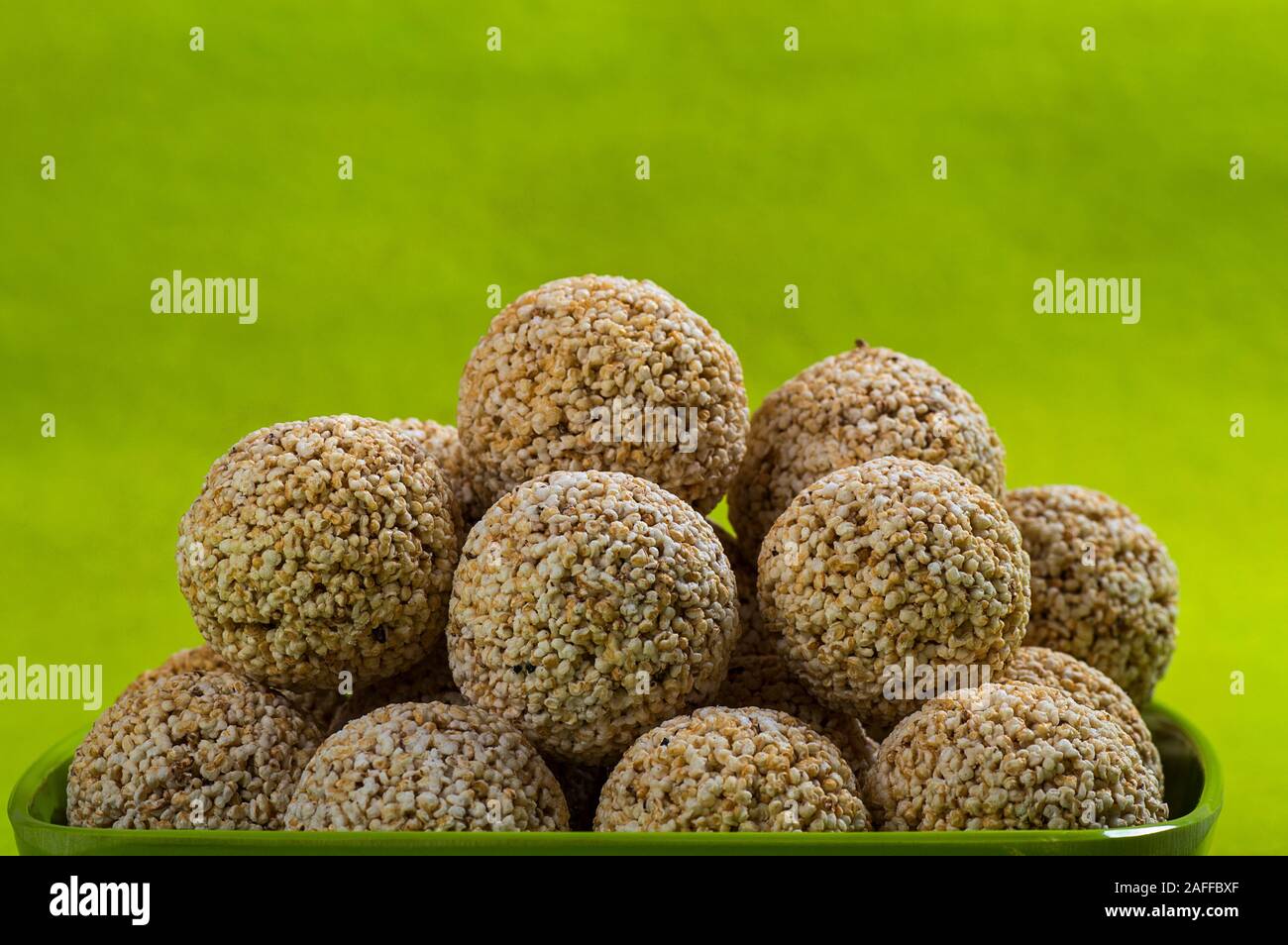 Amaranth oder Rajgira laddu, Cholai ke laddo in grüne Platte auf grünem Hintergrund Stockfoto