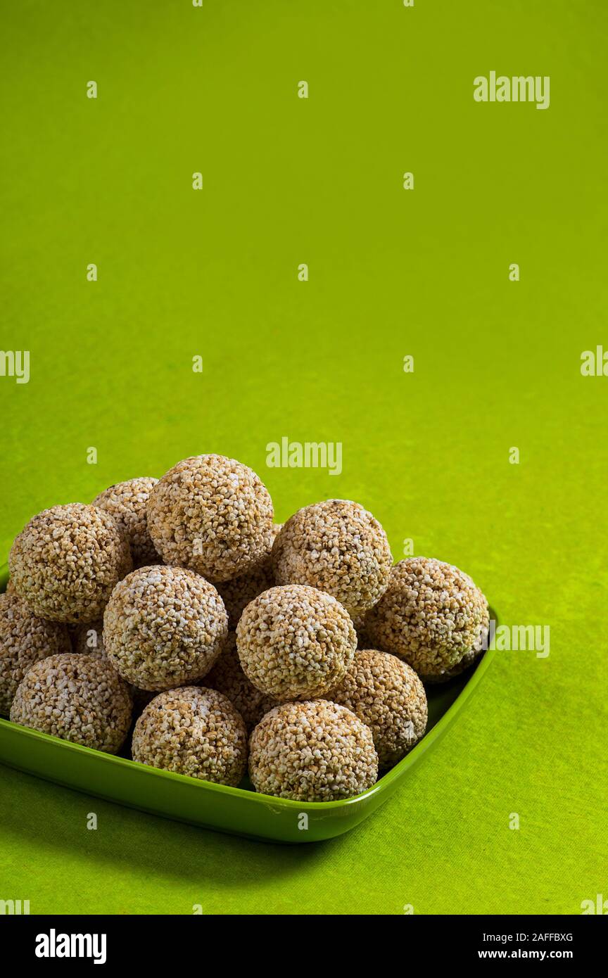 Amaranth oder Rajgira laddu, Cholai ke laddo in grüne Platte auf grünem Hintergrund Stockfoto